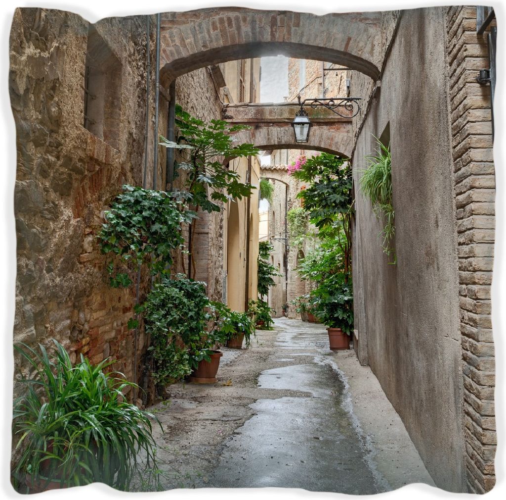 Wallario Premium Kissen, weiche Oberfläche, mit Motiv Grüne italienische Gasse - mit alten Bögen, Größe: 30 x 30 cm, mit weißer Rückseite