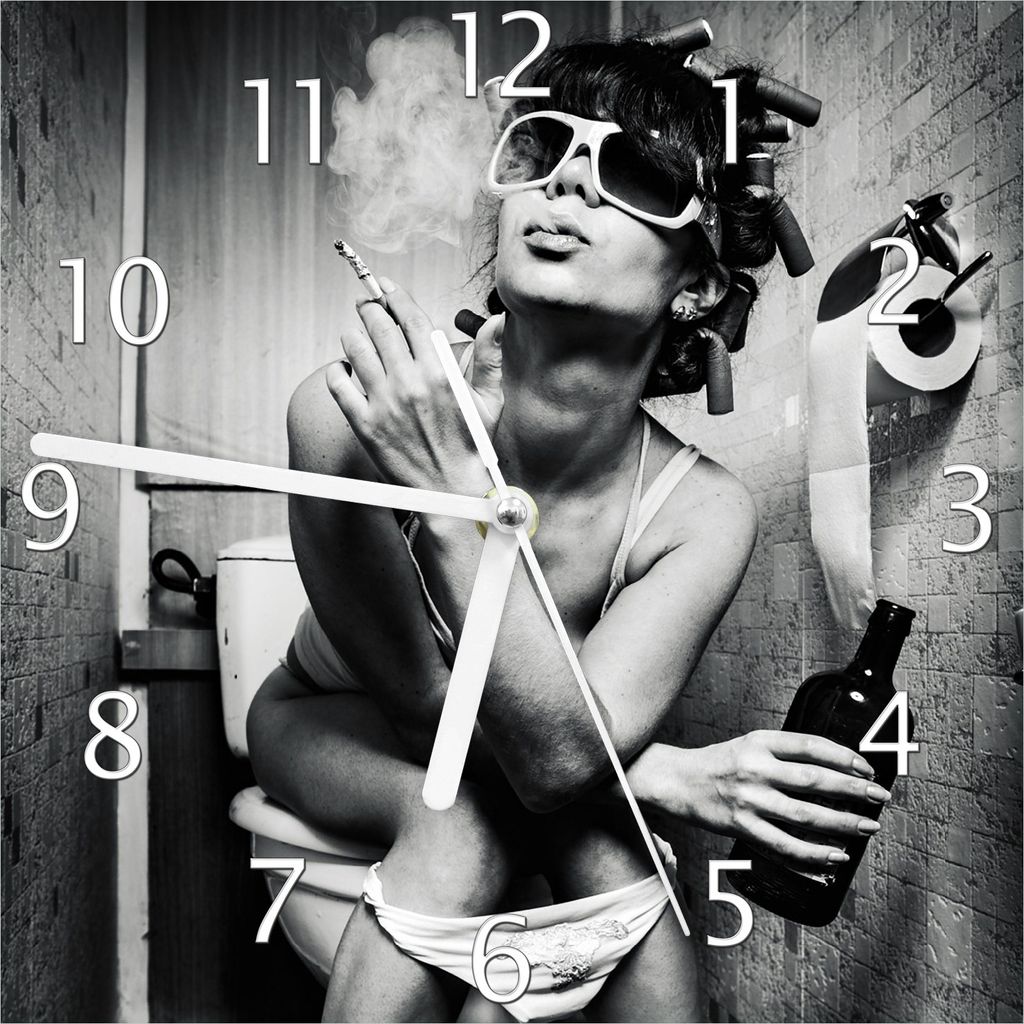 Wallario Design Wanduhr Kloparty - Sexy Frau auf Toilette mit Zigarette und Schnaps aus Echtglas, Größe 20 x 20 cm