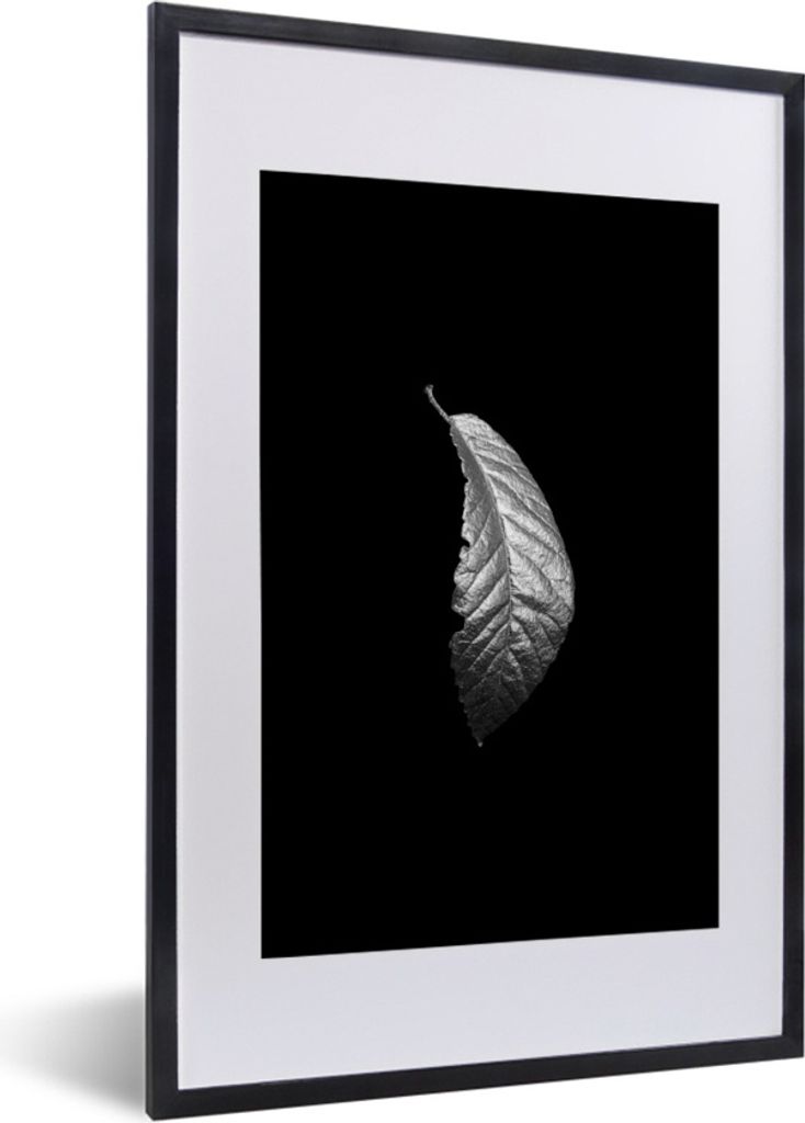 MuchoWow Gerahmtes Poster Gebogenes Blatt mit Stücken daraus auf schwarzem Hintergrund - schwarz und weiß 40x60 cm - Poster mit Schwarzem Bilde...