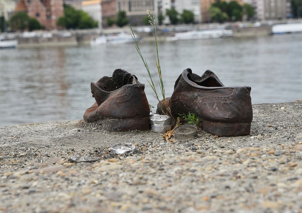 hansepuzzle 64108 - Schuh Puzzle, 260 Teile, Hintergründe, 41,0 x 28,0cm mit hochwertiger Aufbewahrung, Kartonbox und wiederverschließbarem Beutel