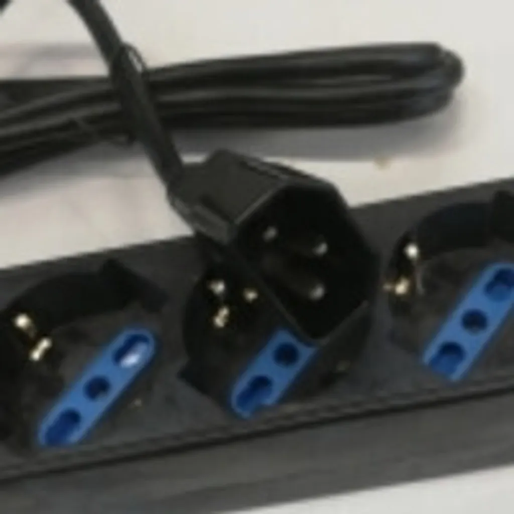 Multiprise Intérieure 3 Prises Legrand Noire pour Bureau et Salon