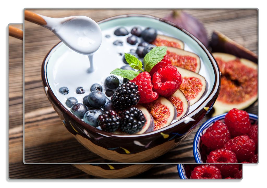 Wallario Frühstücksbrettchen 2er Set aus Glas, je 20 x 30 cm, mit rutschfesten Füßen, Motiv Joghurt mit frischen Früchten