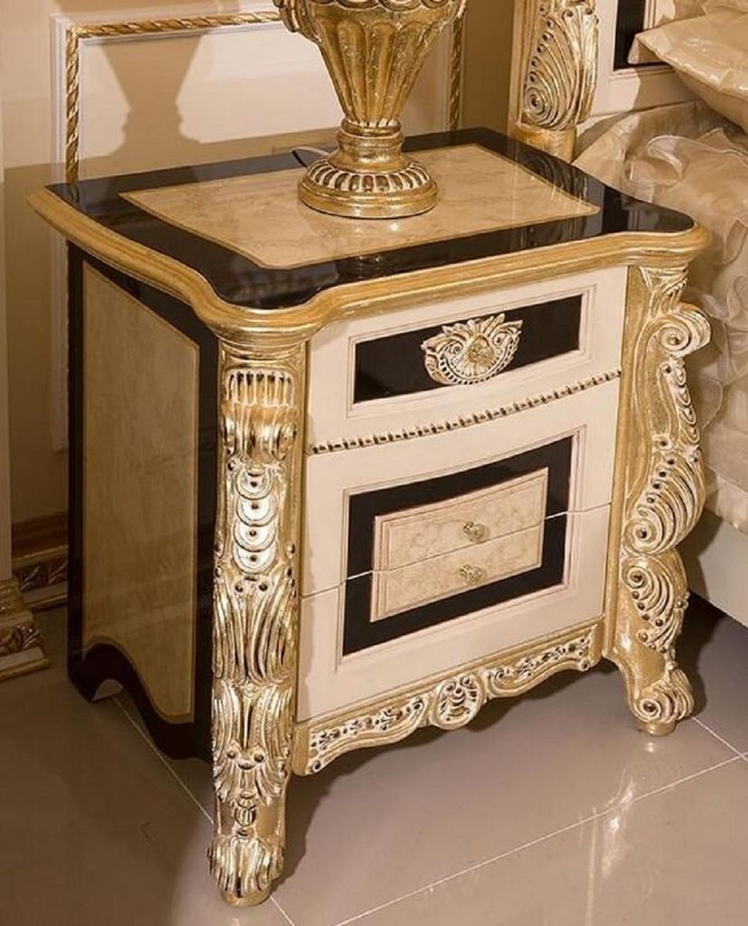 Casa Padrino Luxus Barock Nachtkommode Weiß / Beige / Schwarz / Gold - Prunkvoller Barockstil Nachttisch mit 3 Schubladen - Luxus Schlafzimmer Mö...