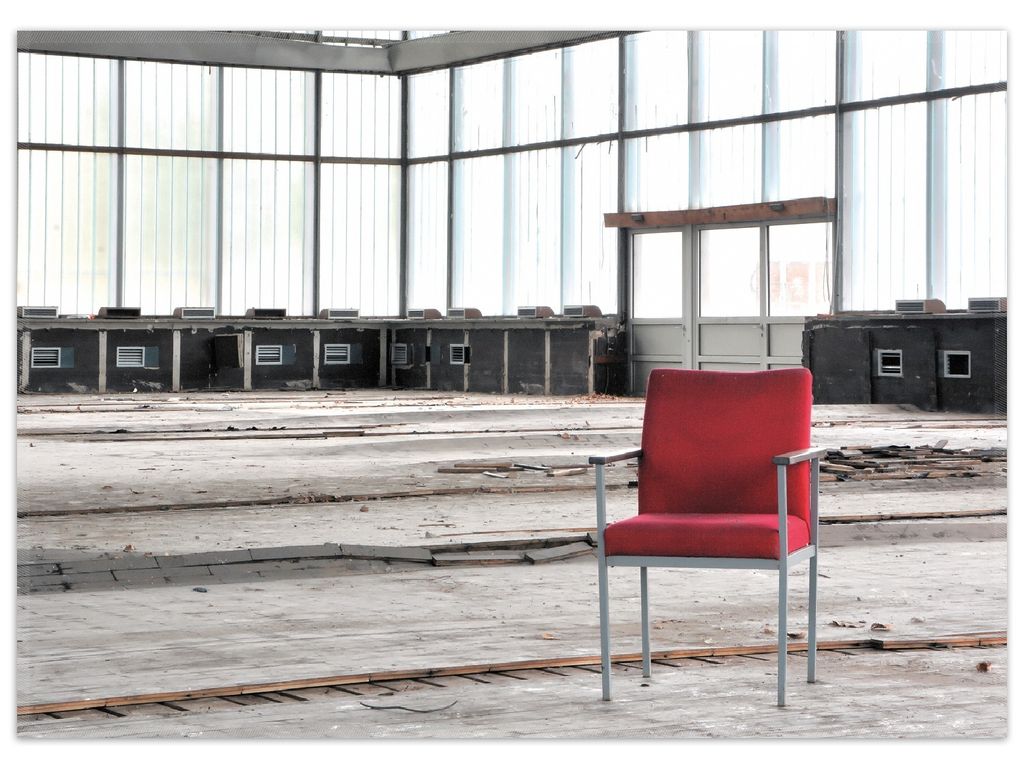 Wallario Premium Teppich, Größe 50 x 70 cm, Stille und Leere - ein einsamer roter Stuhl in einer alten Halle
