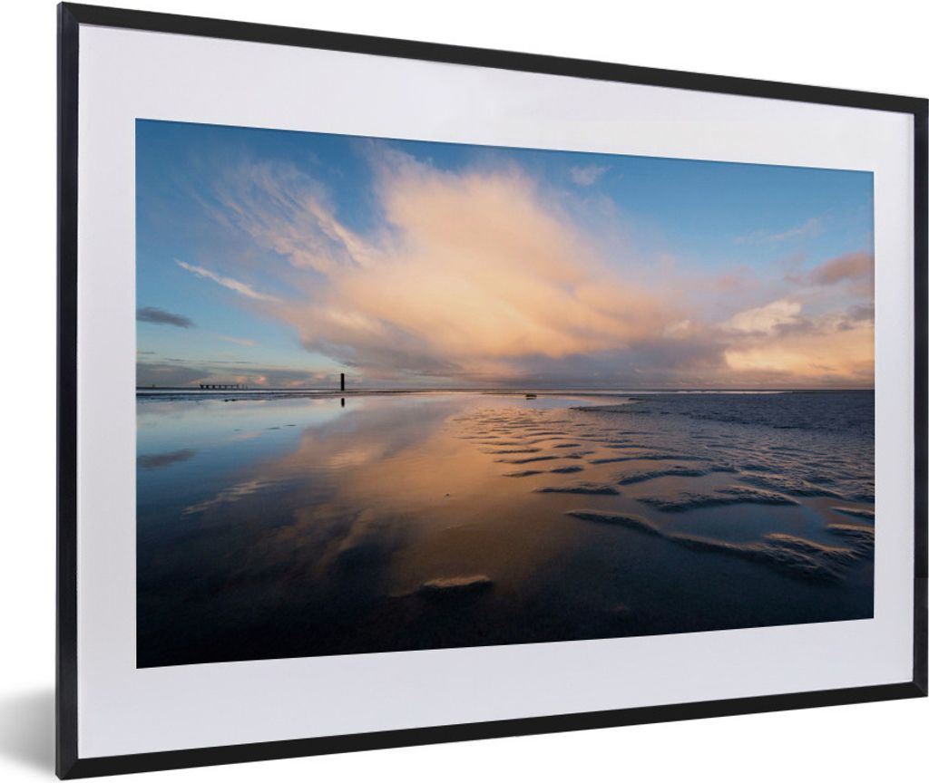 MuchoWow Gerahmtes Poster Ein Sonnenaufgang über dem Wasser in der Nähe der Insel Schiermonnikoog 60x40 cm - Poster mit Schwarzem Bilderrahmen ...