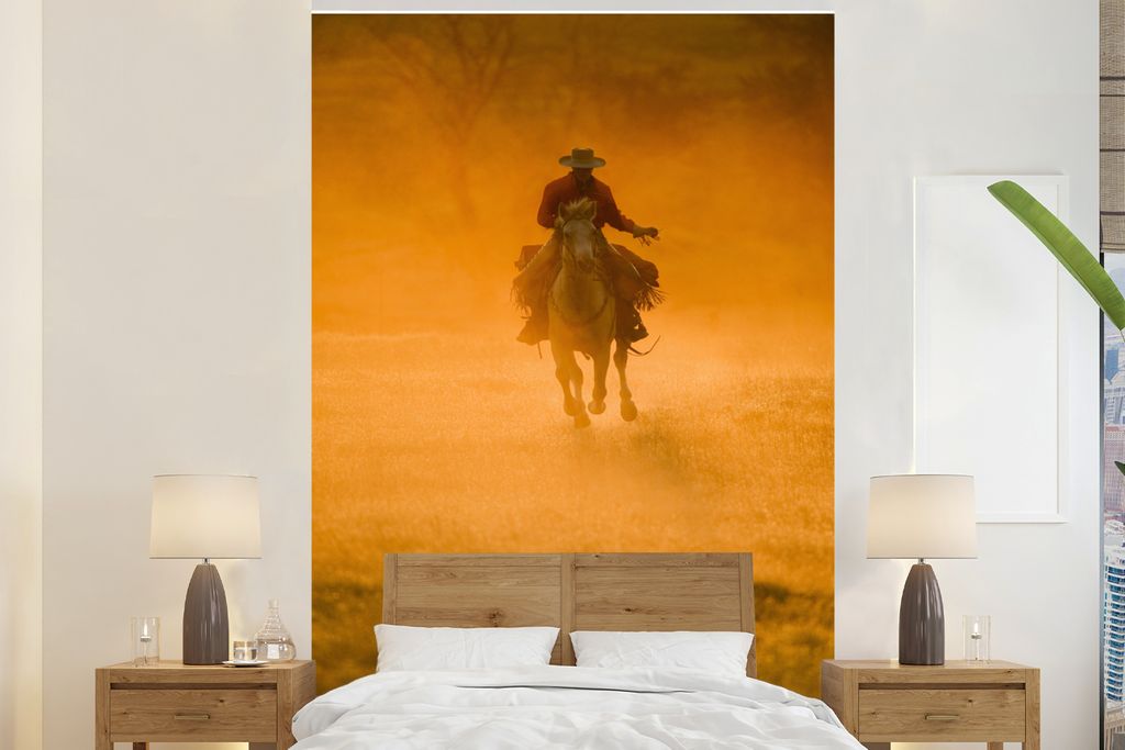 MuchoWow Fototapete für Wohnzimmer oder Schlafzimmer Wandtapete Vinyl Motivtapete Ein Cowboy im roten Nebel - 195x300 cm - Das Hintergrundbild
