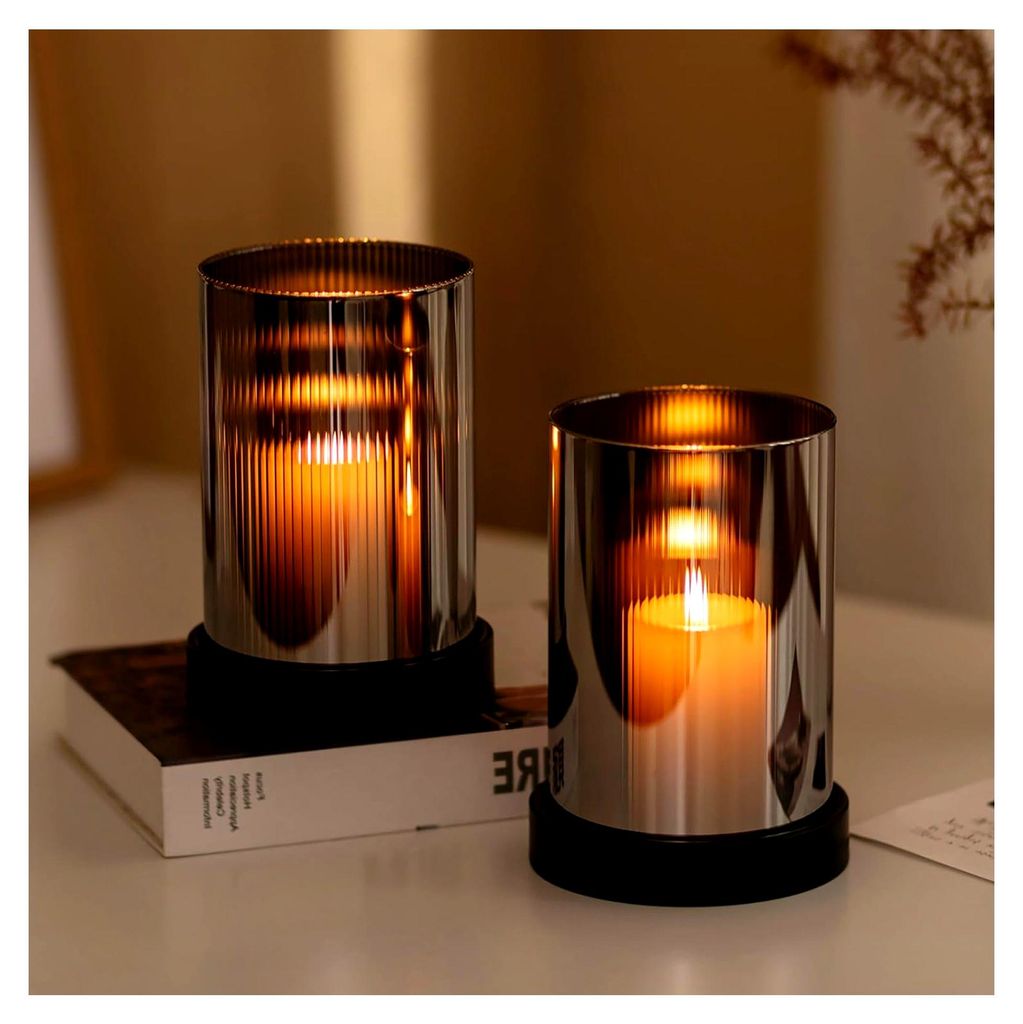 Windlicht aus Glas: 2er Set Kerzenhalter für Stumpenkerzen in Schwarz mit Metallteller für Tischdekoration