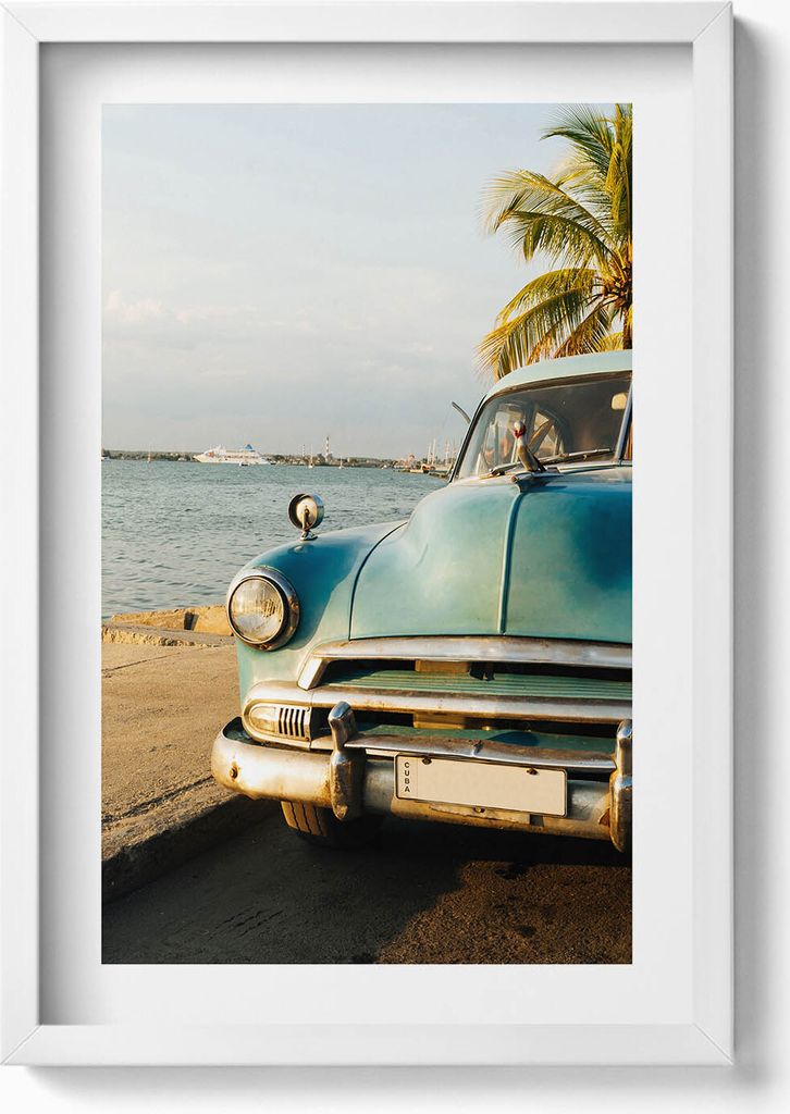Blaues Auto am Meer– Wandbild mit Rahmen – Gerahmtes Bild – Wanddekoration – 40x60 cm – Weiß