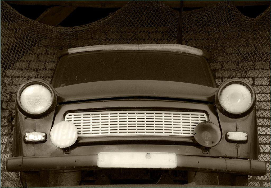 Wallario Fototapete Vliestapete, seidenmatte Oberfläche, einfache Verarbeitung, Größe 350 x 245 cm, Motiv Alter Trabbi in schwarz-weiß - Fronta...