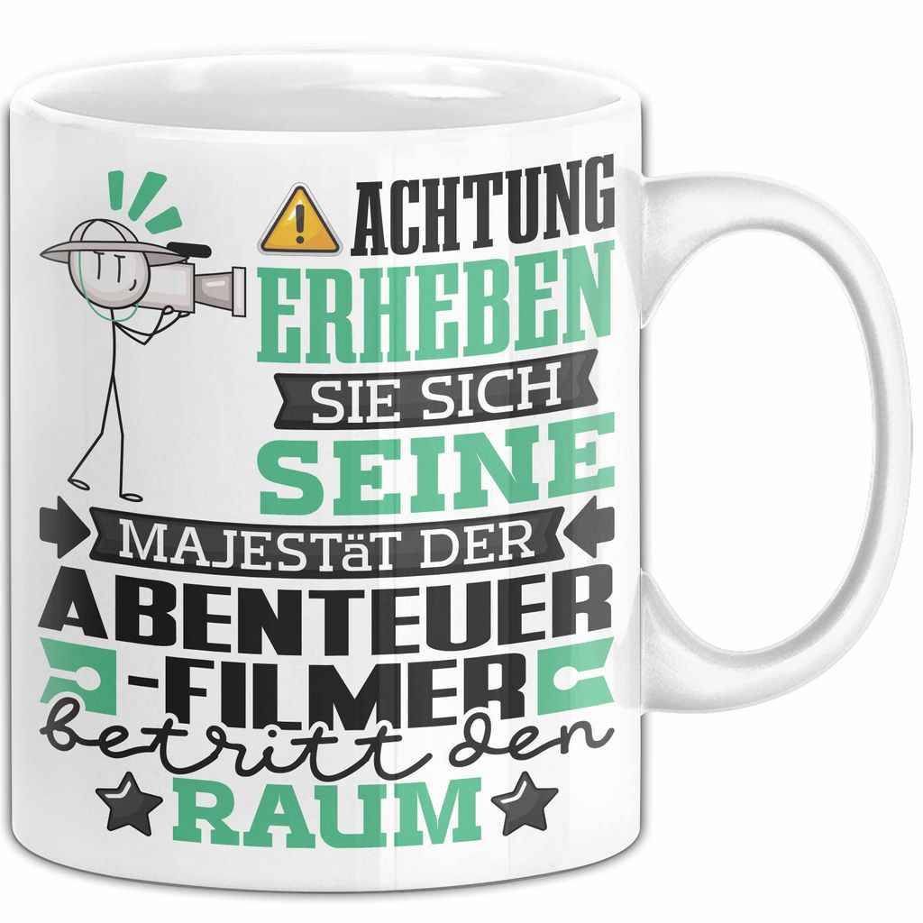 Abenteuerfilmer Geschenk Tasse Lustiger Spruch Erheben Sie Sich Der Abenteuerfilmer Betritt den Raum (Weiß)