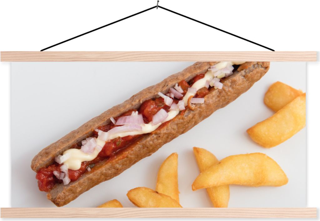 MuchoWow Textilposter Gesegnete Frikandelspezialität mit Pommes frites auf einem weißen Teller 120x60 cm mit holzfarbenen Rahmen - Klemmleiste