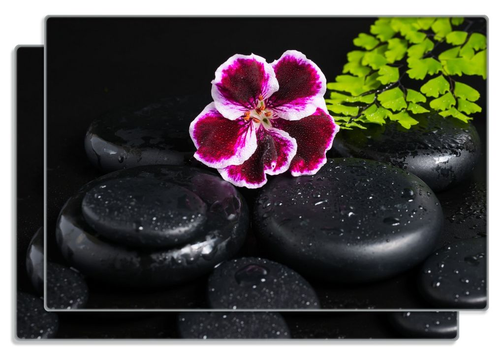 Wallario Frühstücksbrettchen 2er Set aus Glas, je 20 x 30 cm, mit rutschfesten Füßen, Motiv Geranienblüte auf schwarzen Steinen, benetzt mit W...