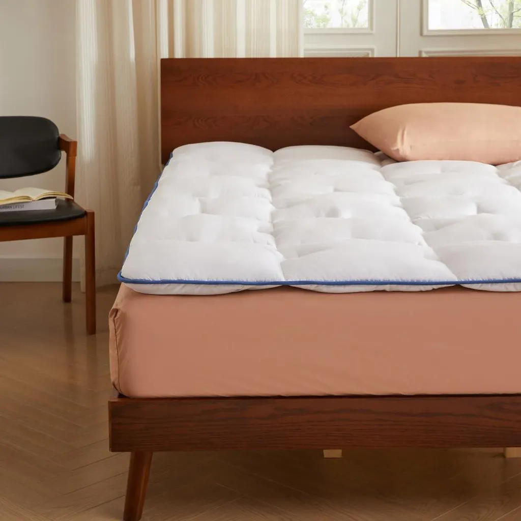 CASABEL Surmatelas 150x200 cm en Microfibre Respirante avec Liseré Bleu