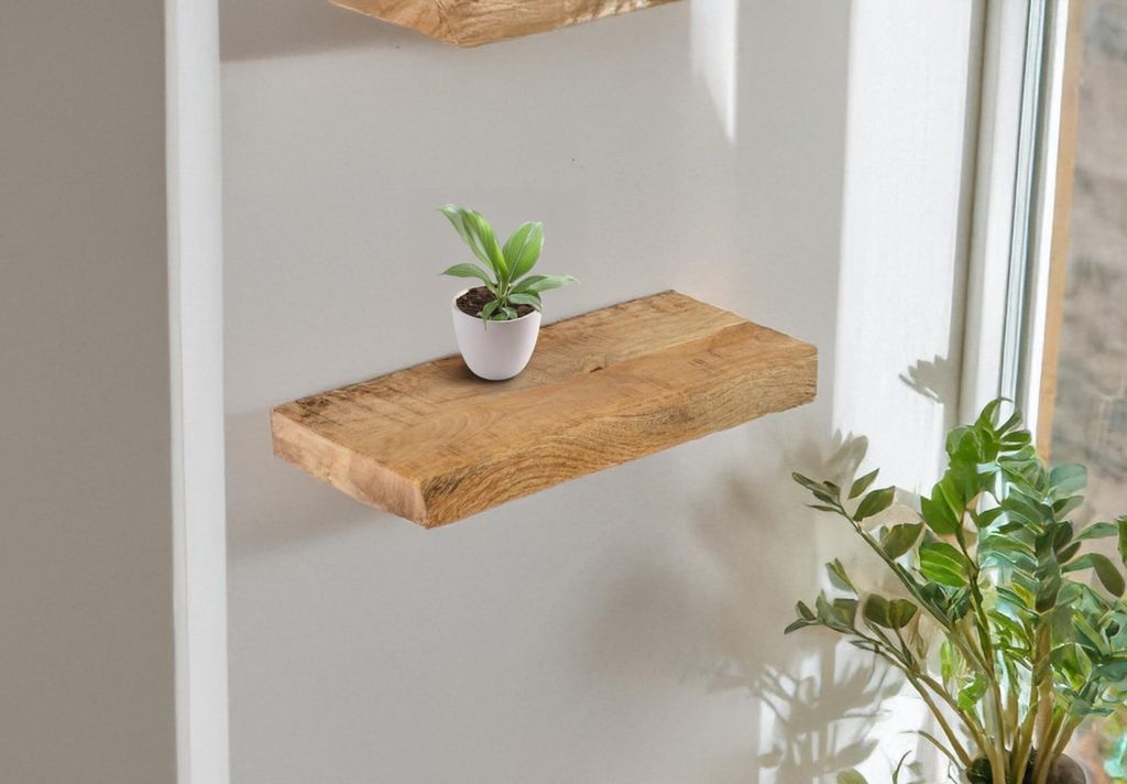 Wandregal Amanda, Mangoholz massiv & rau/Natur, Holzregal/Steckboard mit Baumkante, 40x20 cm Regal