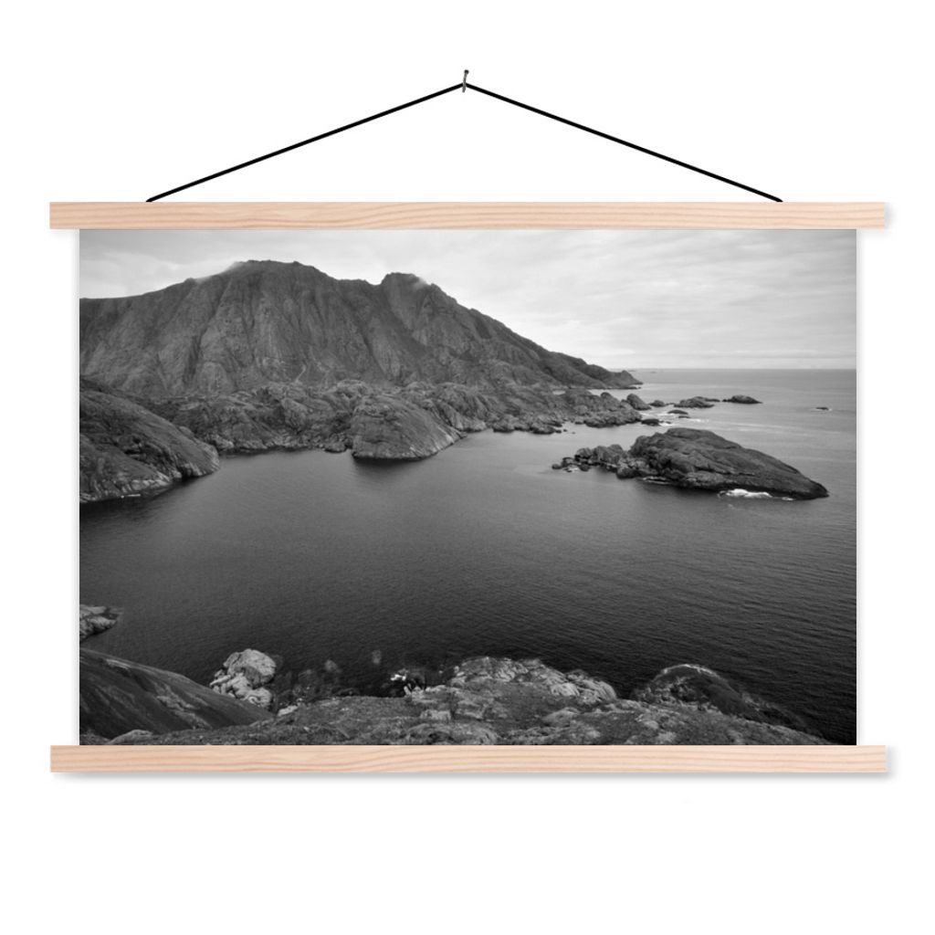 MuchoWow Textilposter Skandinavische Küste schwarz-weiß Fotodruck 120x80 cm mit holzfarbenen Rahmen - Aufhängeset