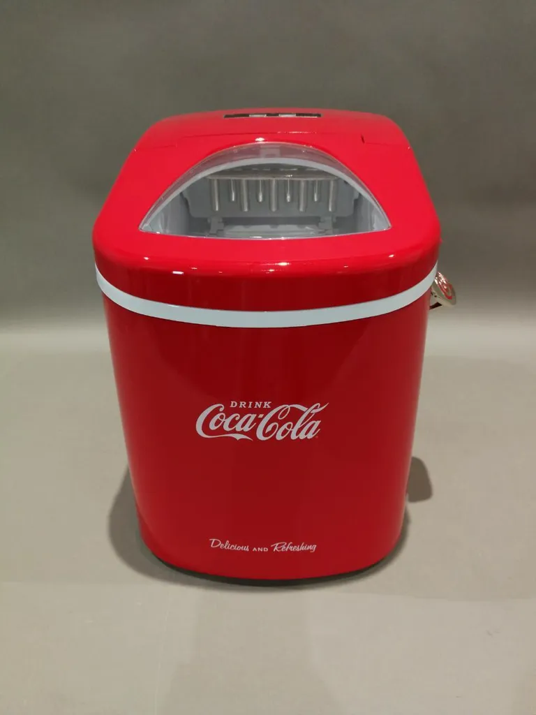 Dites adieu aux bacs à glaçons avec la machine Coca-Cola SEB-14CC
