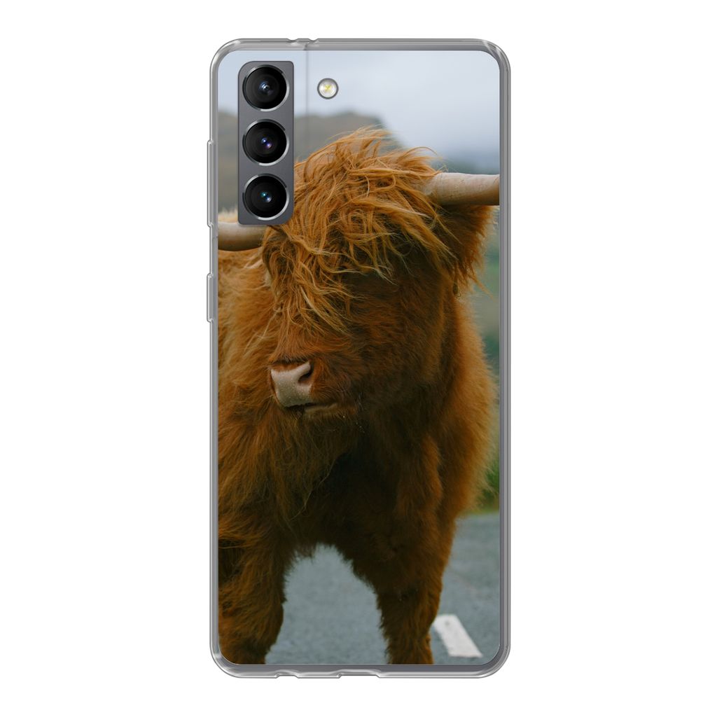 MuchoWow Handyhülle Schutzhülle Hülle für Samsung Galaxy S21 Schottischer Highlander - Berg - Straße Silikon Softcase Handy Hülle - Softcase
