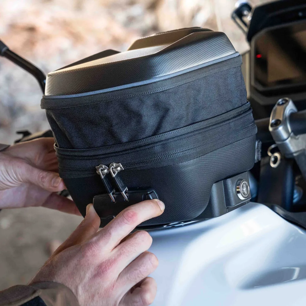 Borsa Serbatoio SHAD E03CL PRO: Click System e Sicurezza Totale - 9