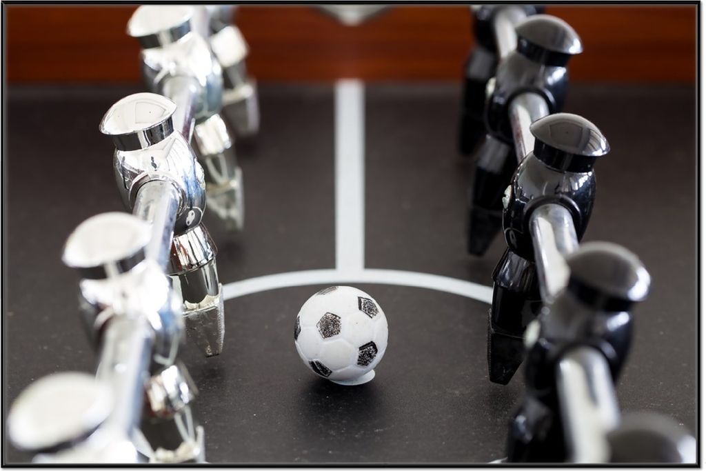 Wallario Wandbild Kicker-Tisch in Nahaufnahme - Ball in der Mitte, Größe: 61 x 91,50 cm, Poster mit schwarzem Aluminiumrahmen