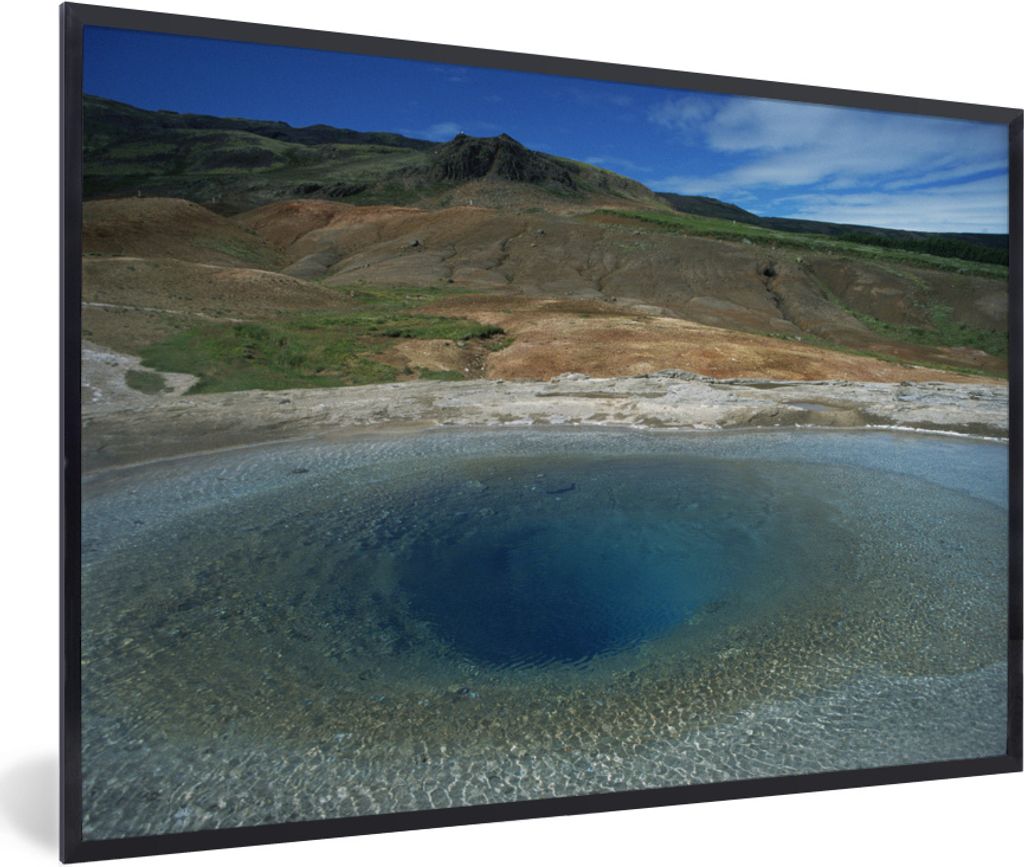 MuchoWow MuchoWow Gerahmtes Poster Der goldene Kreis in Island am Geysir mit dunkelblauem Wasser 60x40 cm - Poster mit zchwarzem Bilderrahmen -...