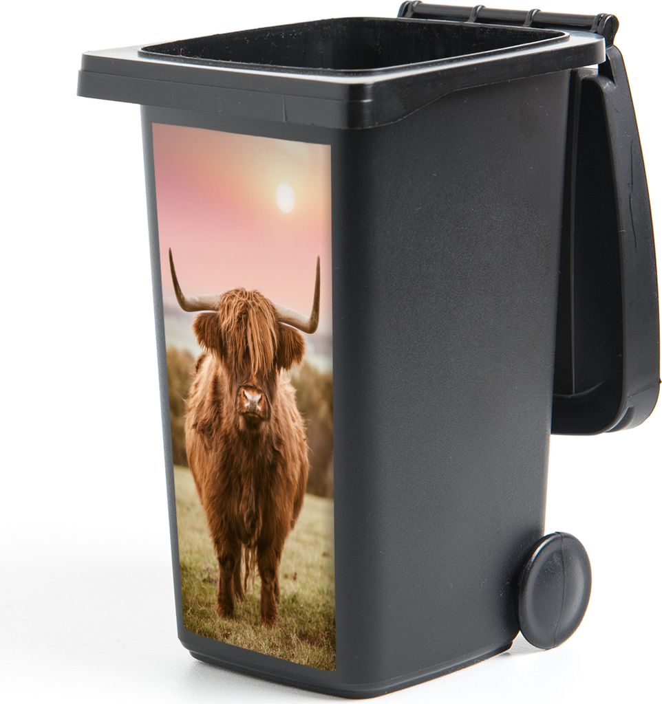MuchoWow Mülltonnenaufkleber Schottischer Highlander - Sonne - Himmel 38x80 cm - Behälteraufkleber - Mülleimer-Aufkleber - Container-Aufkleber