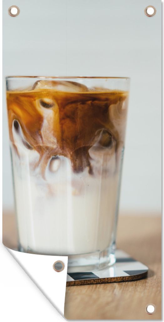 MuchoWow 30x60 cm Outdoor-Poster Gartendeko Sichtschutz Garten Poster für den Garten Eine Tasse Eiskaffee auf einem Holztisch