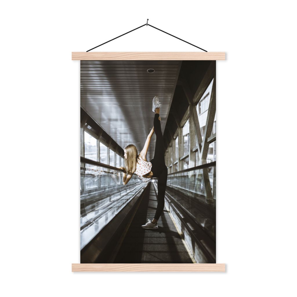 MuchoWow Textilposter Frau tanzt Ballett auf einer Rolltreppe 120x180 cm mit holzfarbenen Rahmen - Textil-Plakat