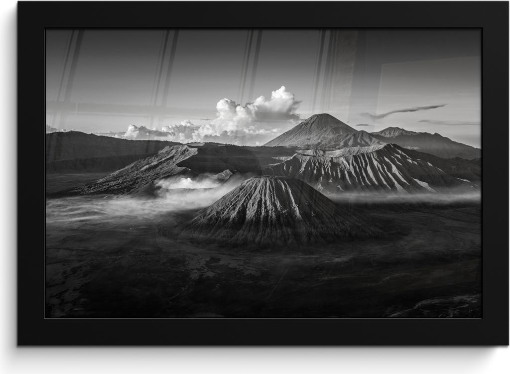 MuchoWow MuchoWow Gerahmtes Poster Indonesien - Vulkan - Schwarz - Weiß 30x20 cm - Poster mit zchwarzem Bilderrahmen - Kunstdruck - Bild-Poster