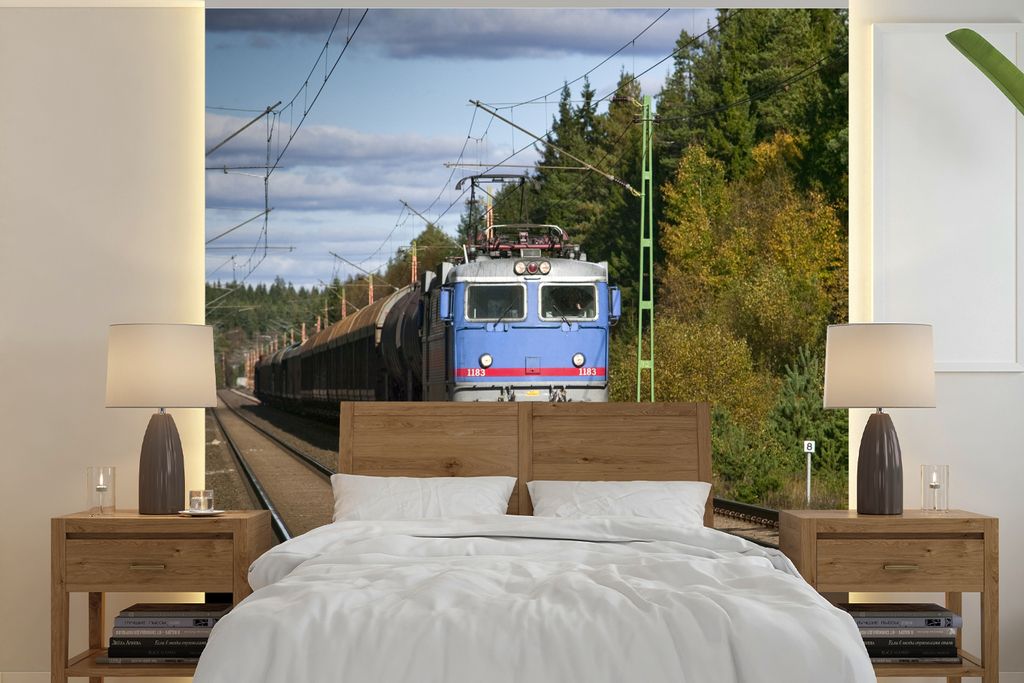 MuchoWow Fototapete für Wohnzimmer oder Schlafzimmer Wandtapete Vinyl Motivtapete Ein Zug auf einer Eisenbahnstrecke - 260x260 cm - Papiertapeten
