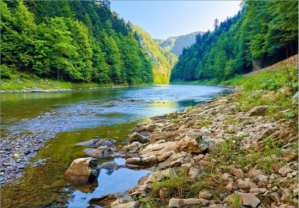 Wallario Fototapete Vliestapete, seidenmatte Oberfläche, einfache Verarbeitung, Größe 200 x 140 cm, Motiv Fluss in den Bergen an steinigem Ufer
