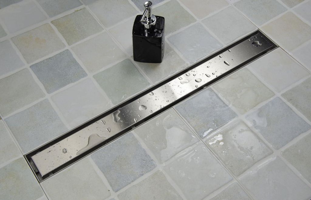 sanicomfort Duschrinne Lech 700 mm, Bodenablauf Komplettset inkl. Designrost, chrom, Befliesbar Duschrinne extra flach aus Edelstahl