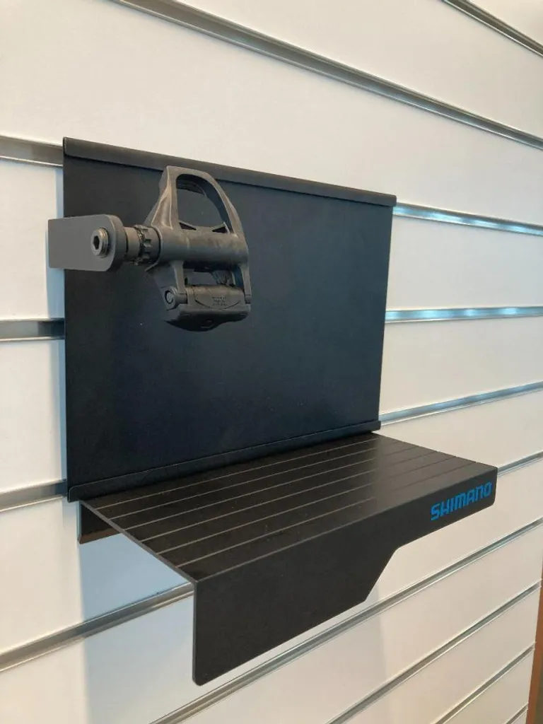 Support mural SHIMANO : la solution pour ranger vos pédales et souliers