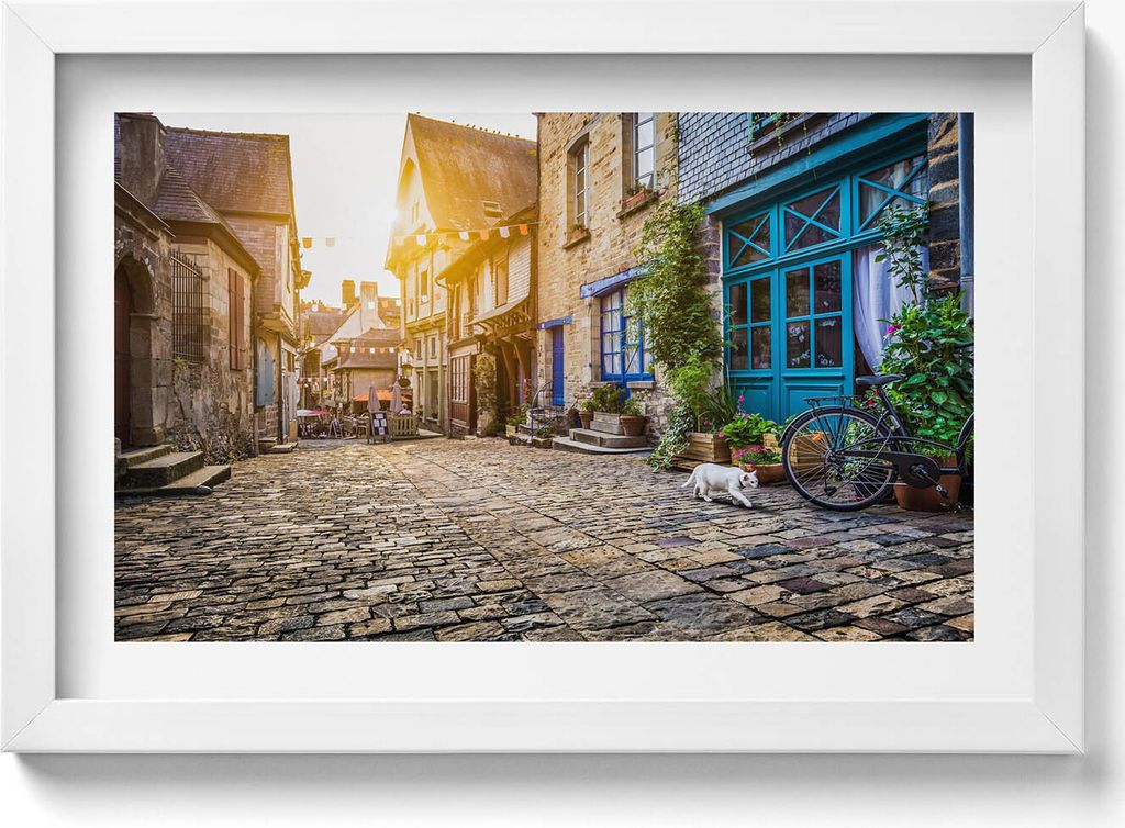 Straße in der Altstadt– Wandbild mit Rahmen – Gerahmtes Bild – Wanddekoration – 30x20 cm – Weiß Rahmen