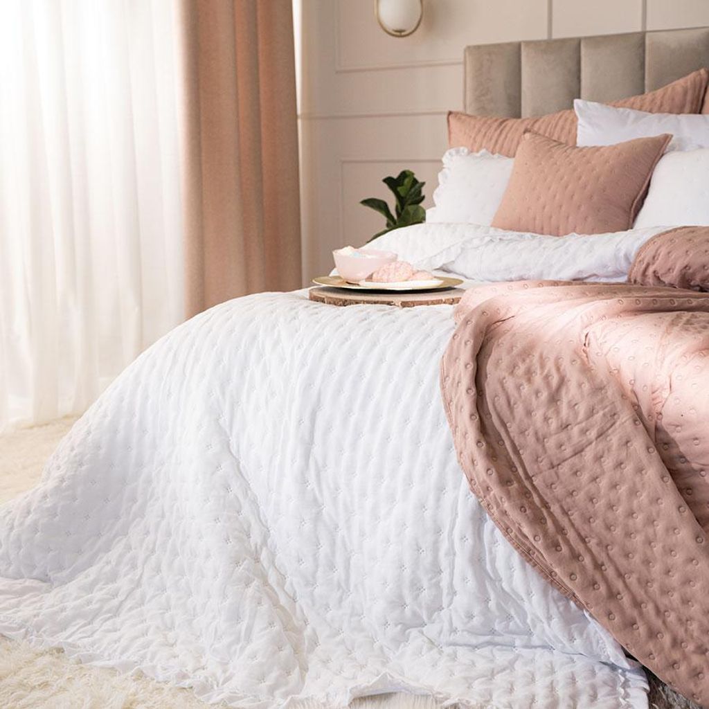 WERONA Tagesdecke 200x220cm Weiß mit Rüschen - Eleganz und Produktbild 