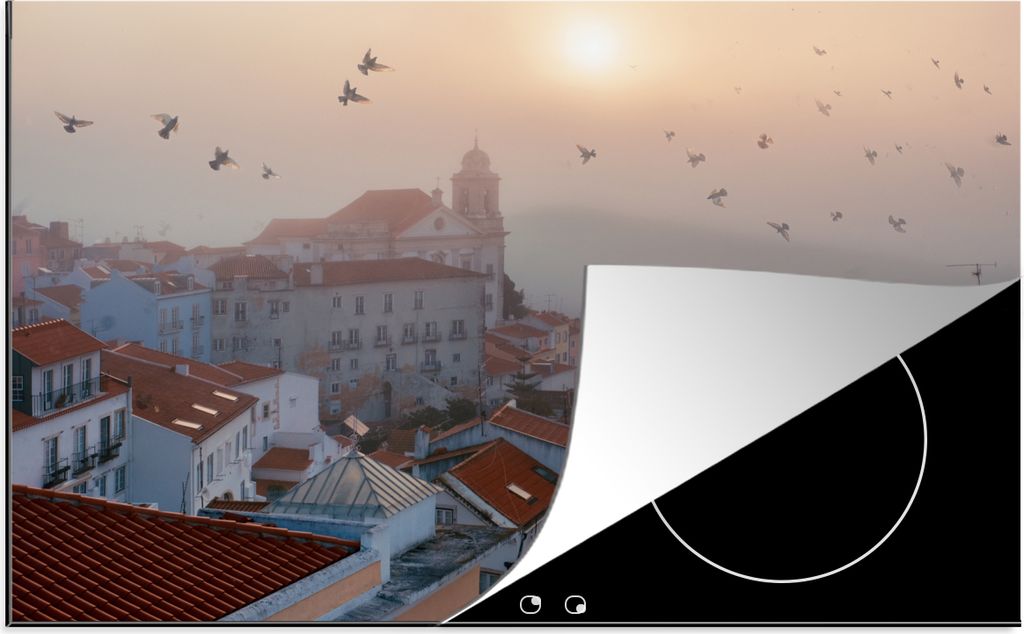 KitchenYeah Herdabdeckplatte Nebliger Morgen in Lissabons ältestem Stadtteil in Portugal , 76x51cm, Küche Deko, Ceranfeld Herdabdeckung, Abdeck...