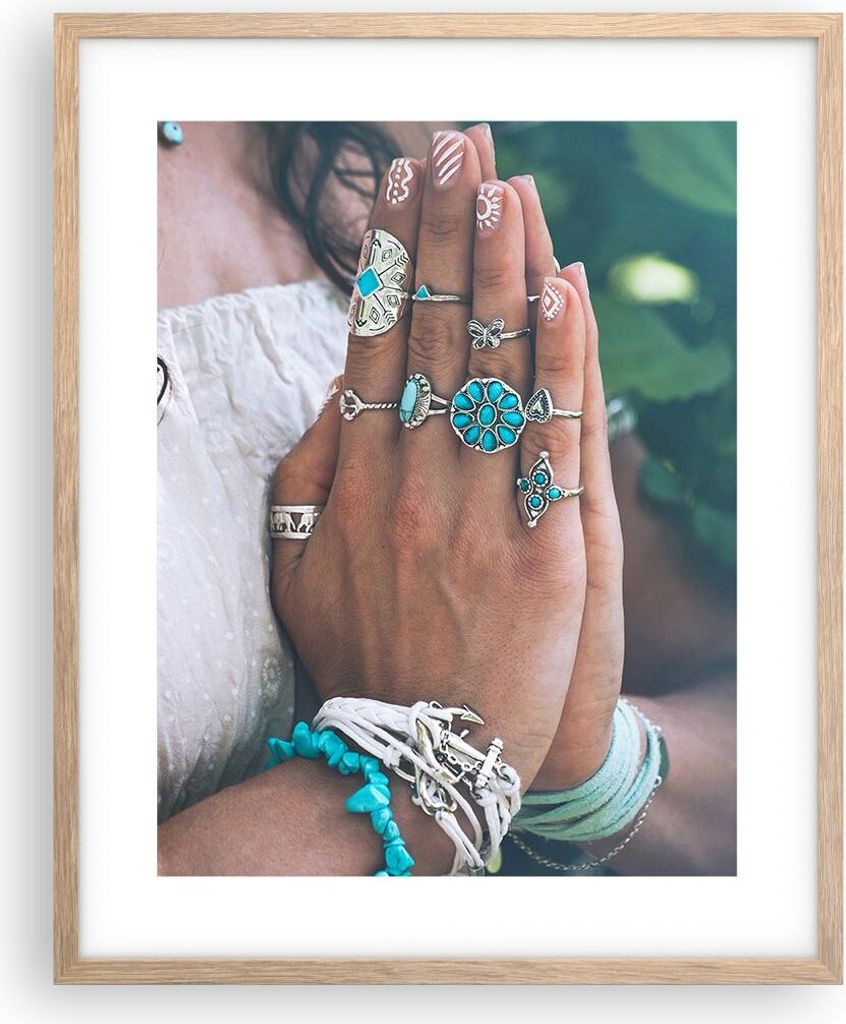 Gerahmtes Poster - Rahmen in heller Eiche - Hände Schmuck Boho - 40x50 cm - Wand Bild - Wanddeko - Wandbilder - Kunstposter - Wandposter - Bilderr...