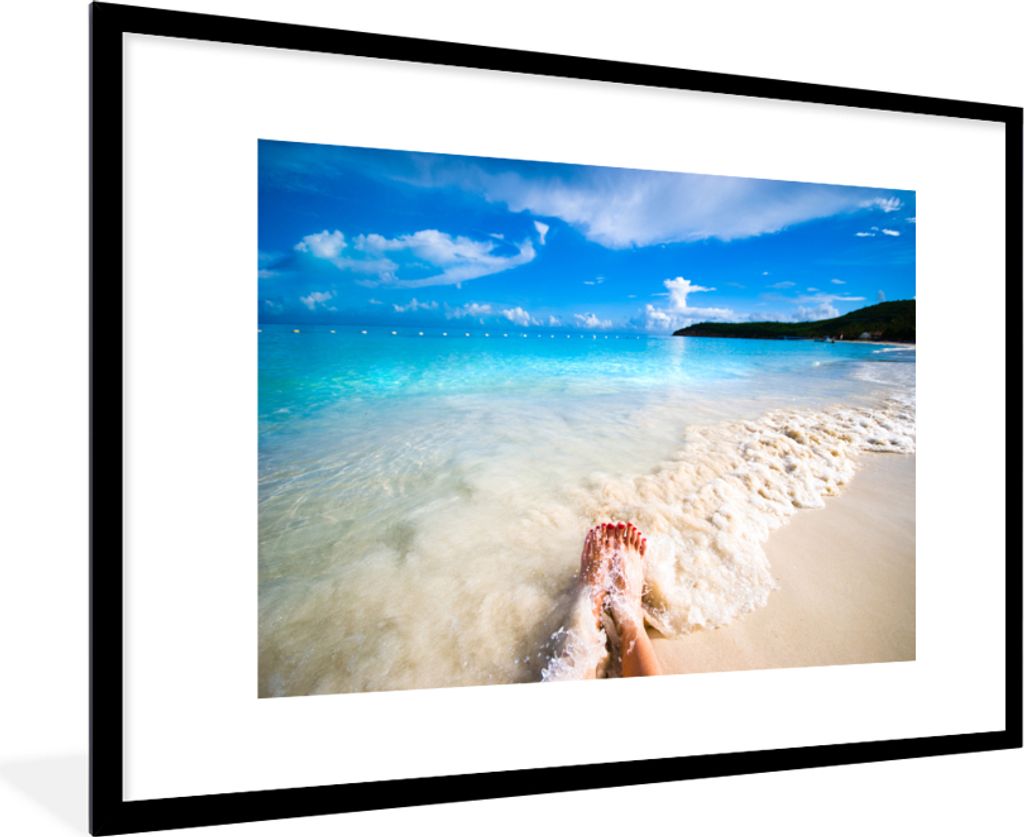 MuchoWow MuchoWow Gerahmtes Poster Strand - Sand - Füße 90x60 cm - Poster mit zchwarzem Bilderrahmen - Wanddekoration - Fotos