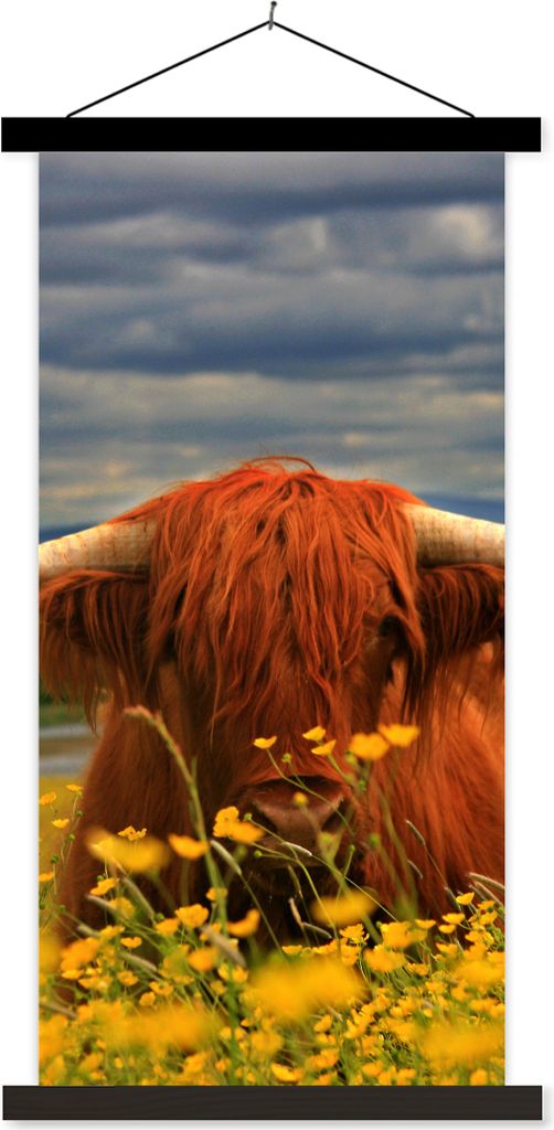 MuchoWow Textilposter Schottisches Hochlandrind - Tiere - Blumen 90x180 cm mit schwarzem Rahmen - Dekoration Wohnzimmer