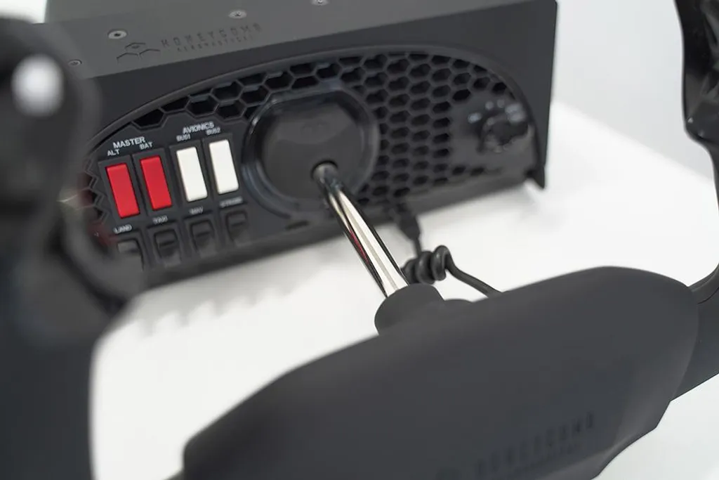 Joug de simulation Honeycomb Alpha Flight Controls avec panneau switch - 17