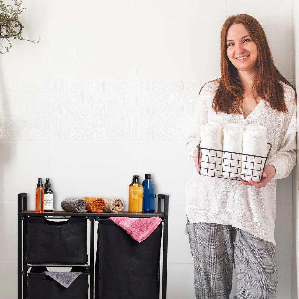 Dites stop au désordre avec ce panier à linge coulissant à étagère