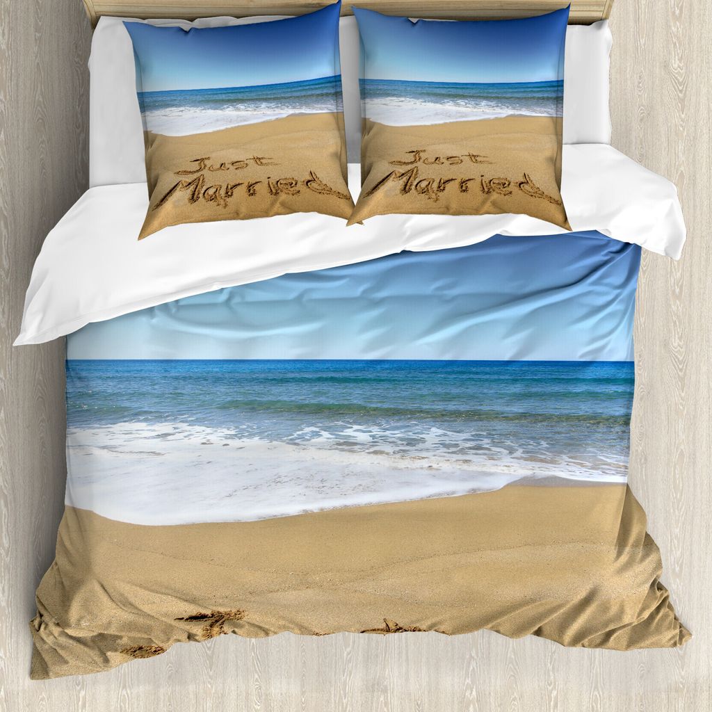 ABAKUHAUS Hochzeit Bettbezug, Just Married auf Sand, Milbensicher Allergiker geeignet mit Kissenbezügen, 200 cm x 200 cm - 80 x 80 cm, Blau, Braun...