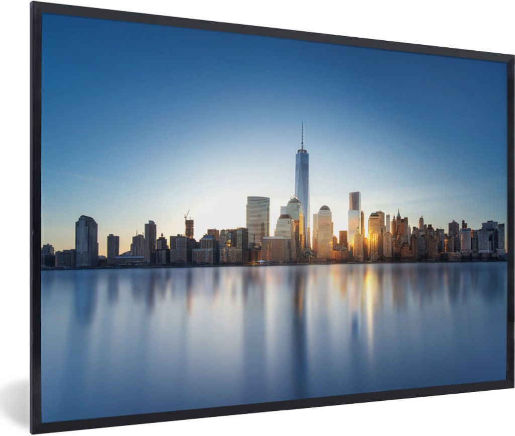MuchoWow Gerahmtes Poster Die Skyline von New York mit in der Mitte das World Trade Center 30x20 cm - Poster mit Schwarzem Bilderrahmen Wandposte...