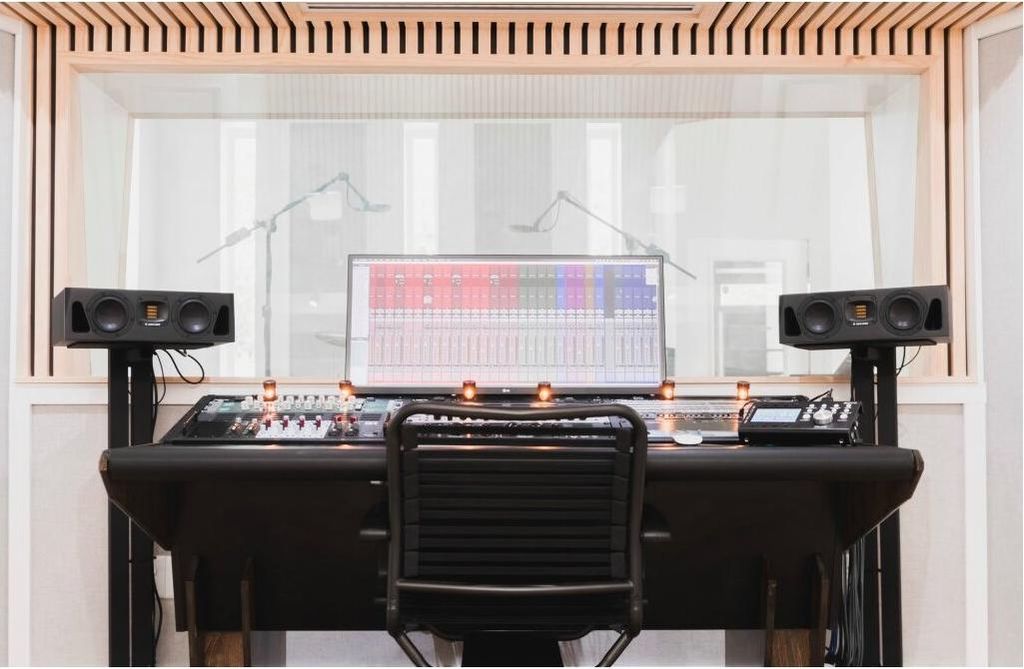 Adam Audio A44H Studiomonitor mit X-ART Hochtöner und DSP-Funktionen, 19 Zoll