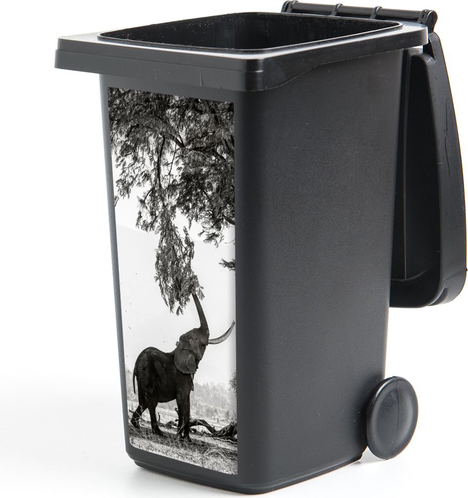 MuchoWow Mülltonnenaufkleber Elefant, der an einem Ast zieht, in Schwarz-Weiß 38x80 cm - Behälteraufkleber - Mülleimer-Aufkleber - Container-...