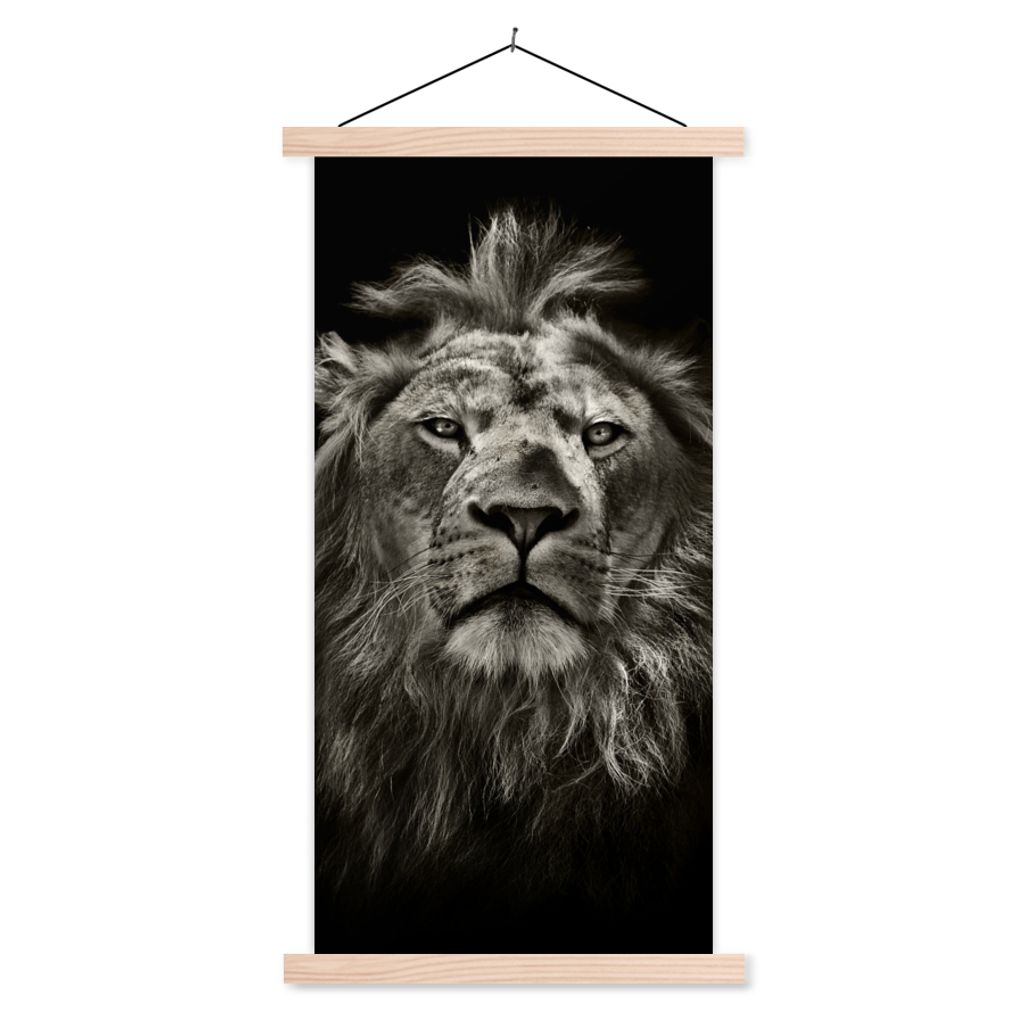 MuchoWow Textilposter Löwe - Tiere - Porträt - Wildtiere - Schwarz und weiß 60x120 cm mit holzfarbenen Rahmen - Holz