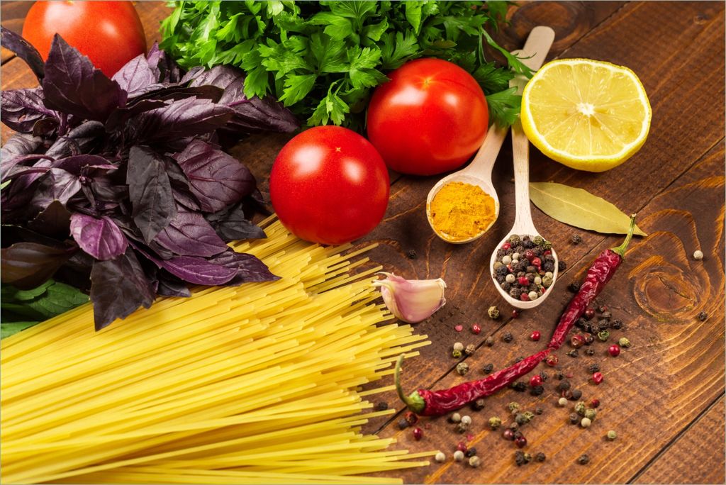 Wallario Premium Vliestapete Fototapete Italienisches Menü mit Spaghetti, Tomaten, Basilikum und Gewürzen in der Größe 400 x 267 cm, extra dick...