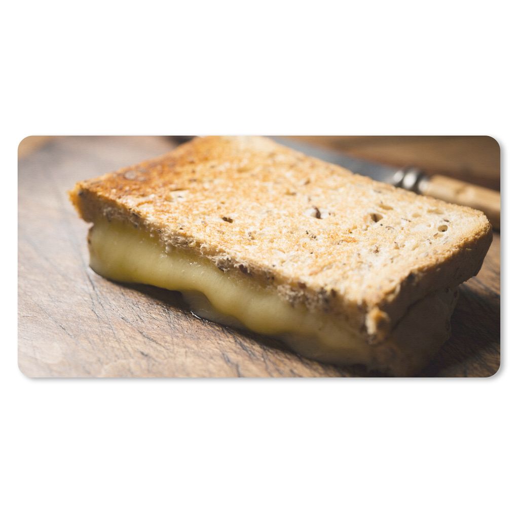 MuchoWow Schreibtischunterlage Toast mit geschmolzenem Käse auf einem Schneidebrett 80x40 cm - XXL Mauspad - Gaming Mauspad