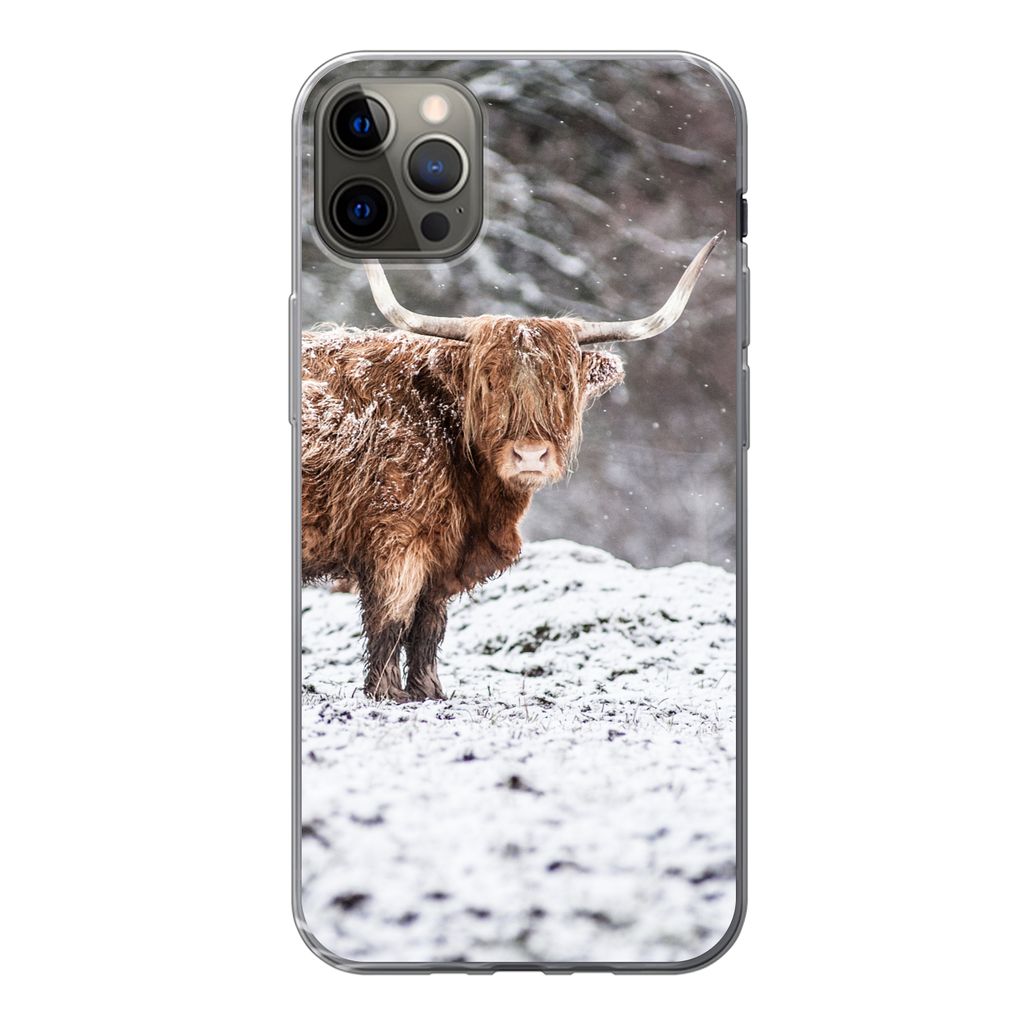 MuchoWow Handyhülle Schutzhülle Hülle für iPhone 12 Pro Max Schottischer Highlander - Baum - Schnee Silikon Softcase Handy Hülle - Hartschale