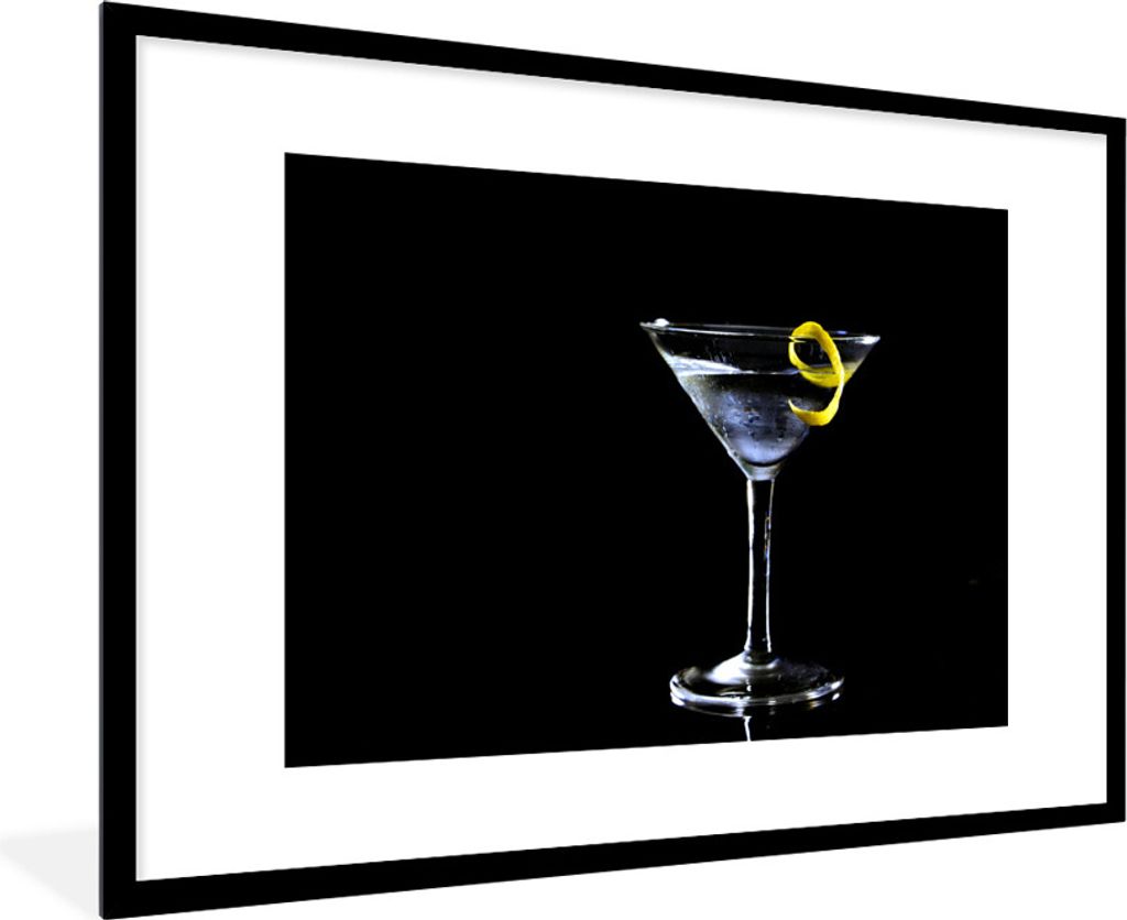 MuchoWow Gerahmtes Poster Martini mit Zitronenspitze auf schwarzem Hintergrund 90x60 cm - Poster mit Schwarzem Bilderrahmen Wandposter Rahmen Fot...