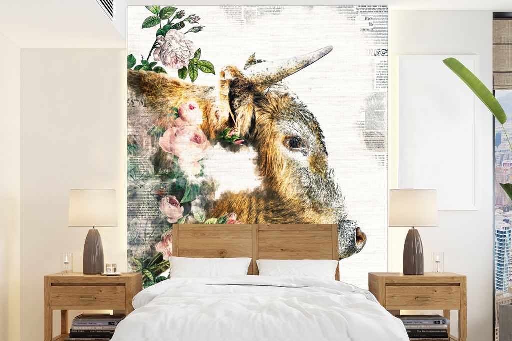 MuchoWow Fototapete für Wohnzimmer oder Schlafzimmer Wandtapete Vinyl Motivtapete Scottish Highlander - Blumen - Zeitungspapier - 165x220 cm - W...